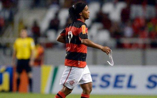 Ronaldinho deixando o campo para ser substitudo por Deivid
