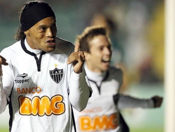 Ronaldinho comemora o seu gol na vitria sobre o Figueirense