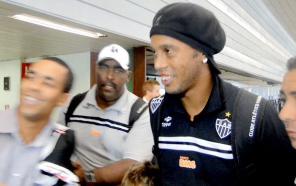 Ronaldinho atende a fs no aeroporto de Confins