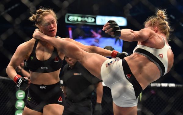 Holly Holm nocauteia Ronda com chute na cabea e leva ttulo do UFC
