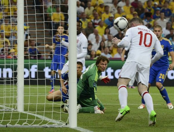 Rooney marca o gol da vitria da Inglaterra sobre a Ucrnia