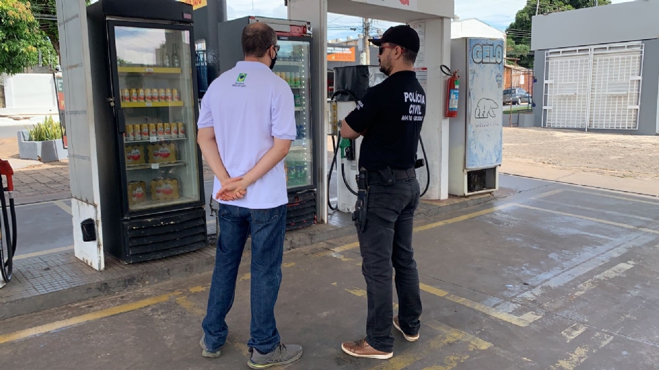 Polcia prende gerente de posto que vendia gasolina adulterada em Cuiab