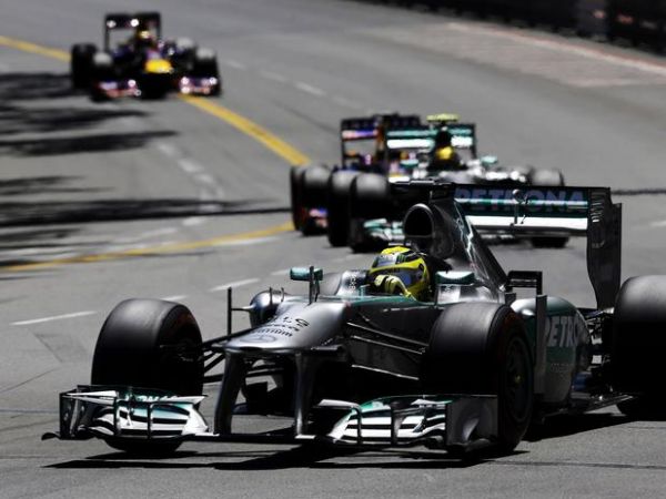 Rosberg vence em fim de semana perfeito; Massa sofre batida idntica