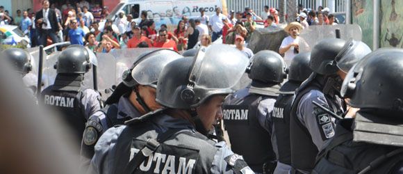 Bandidos tentam assaltar lotrica na Miguel Sutil e um sai baleado por policial da Rotam