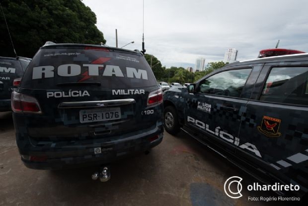 Dupla troca tiros com policiais da Rotam aps assalto a loja em Cuiab