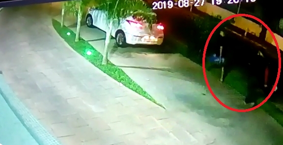 Vdeo flagra criminosos rendendo homem e roubando carro em Cuiab; veja 