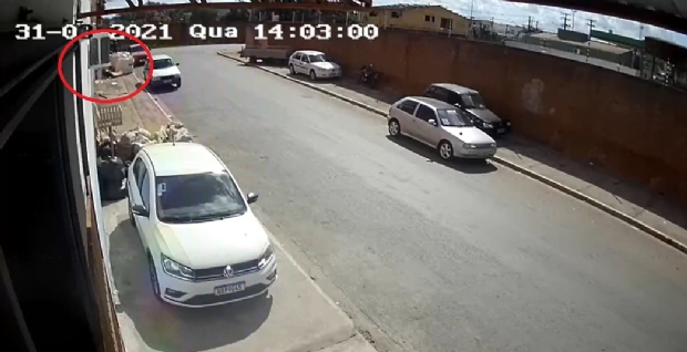 Vdeo registra bandidos chegando em empresa onde roubaram R$ 4 mil e celulares