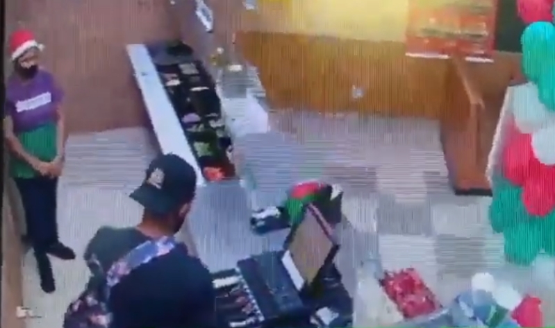  Vdeo  mostra bandido fazendo limpa em caixa do Subway na avenida do CPA