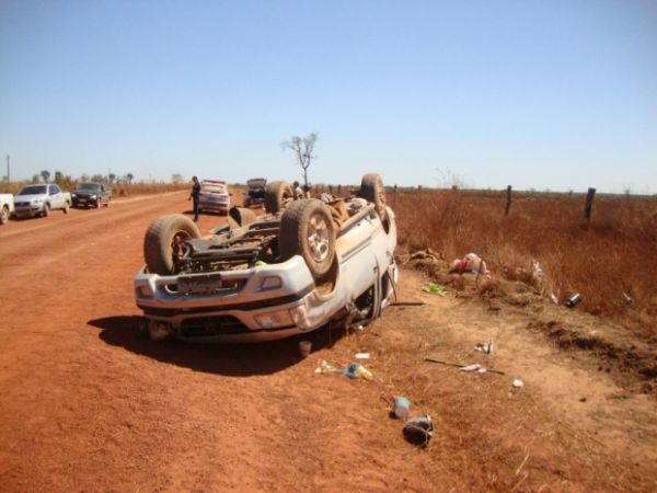 Caminhonete capota e mata duas pessoas em estrada de Mato Grosso