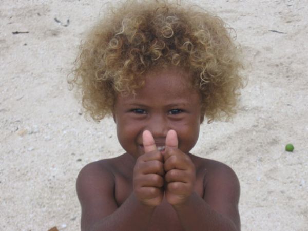 Gene raro explica cabelos loiros de nativos da Polinsia, diz estudo