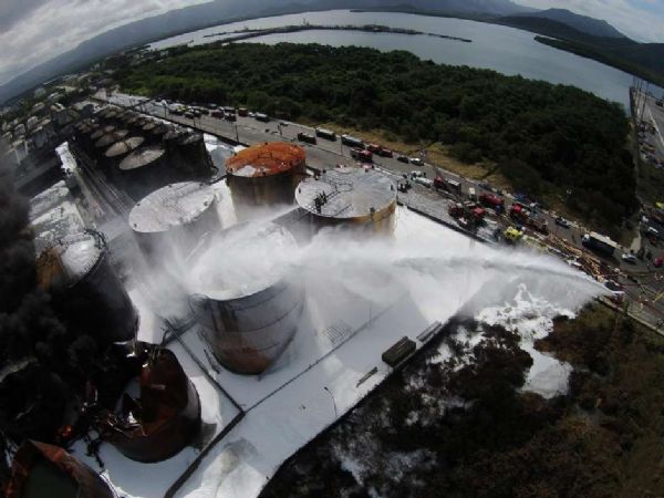 Para ajudar no combate, o corpo de bombeiros recebeu no incio da tarde uma carga adicional de LGE vindo da Bahia