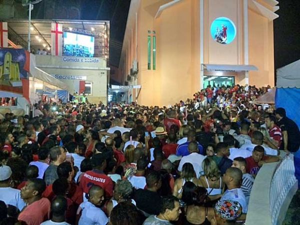 Festa para So Jorge rene milhares de fiis em Quintino, no Rio