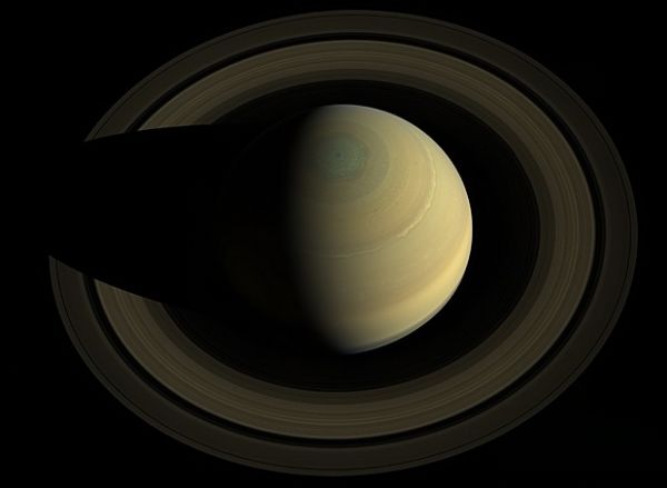 Saturno e seus anis so vistos de cima por sonda espacial da Nasa