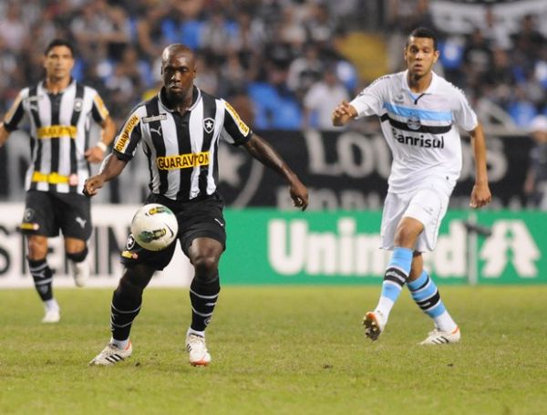Grmio estraga estreia de Seedorf pelo Botafogo: 1 a 0 no Engenho