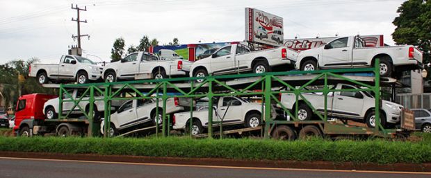 Criminosos armados roubam Gol e S10 de caminho cegonha em plena luz do dia