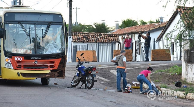 Na contramo, motociclista morre ao colidir contra nibus