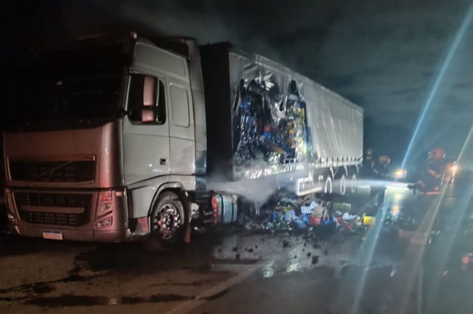 Carreta que transportava bebidas alcolicas pega fogo na BR-163