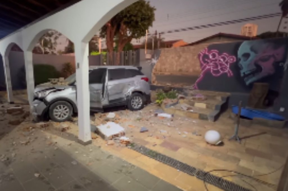 SUV invade residncia aps acidente em cruzamento no Boa Esperana;  veja vdeos
