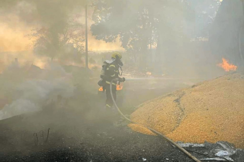 Carreta que transportava milho pega fogo na BR-364