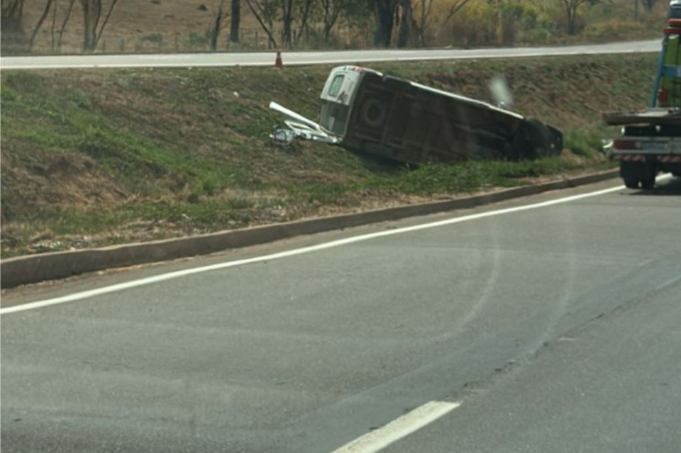 Ambulncia de prefeitura capota na BR-364 e quatro pessoas ficam feridas