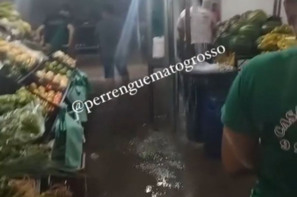 Reinaugurado em julho, Mercado do Porto fica alagado aps forte chuva em Cuiab; veja vdeo
