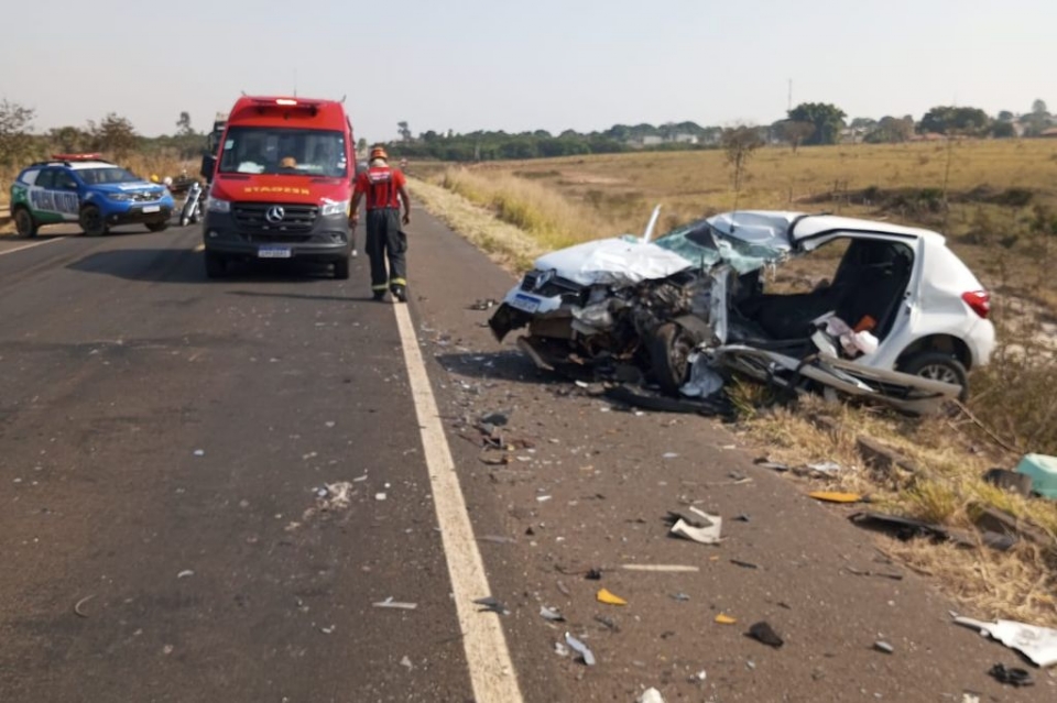 Homem de 29 anos morre em acidente entre Sandero e carreta na BR-364