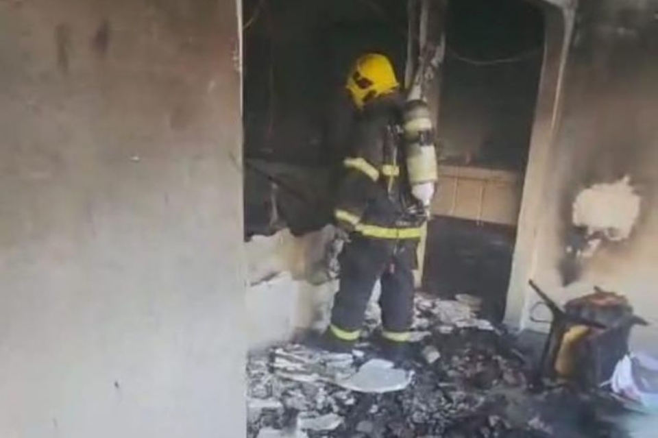 Bombeiros combatem incndio que deixa kitnet destruda em MT