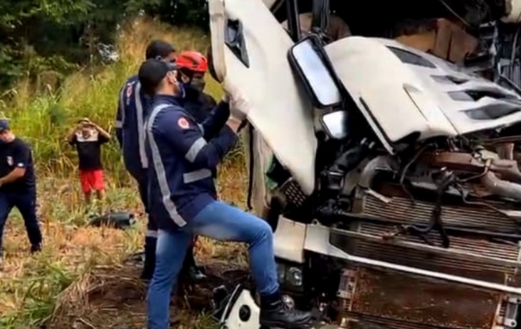 Motorista morre em coliso entre caminho e carreta durante chuva