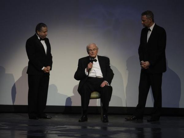 Sid Watkins (ao centro, em evento de gala de 2011) atuou na F1 por 26 anos