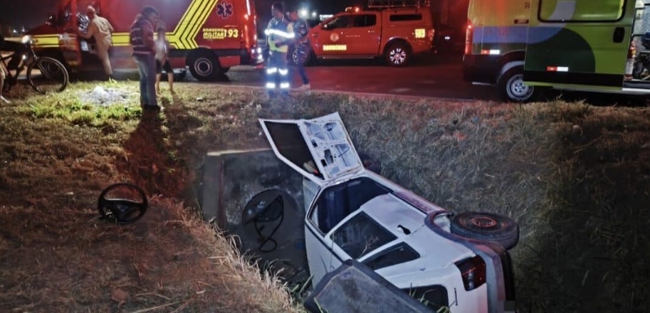 Motorista perde controle e carro cai em vala de escoamento s margens da BR-163