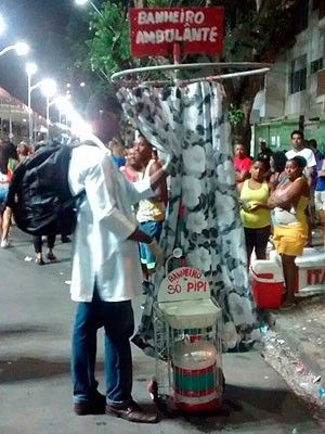 Homem adapta carrinho de xixi no carnaval