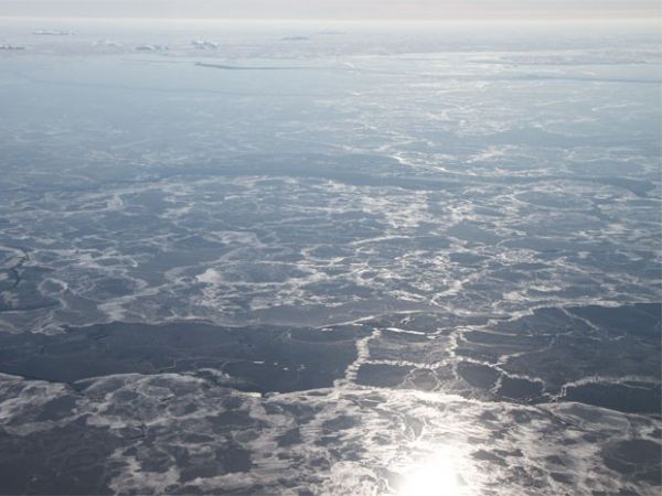 Sol nasce sobre gelo que cobre o Oceano rtico, em regio prxima  Dinamarca