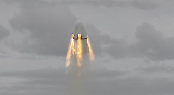Cpsula Dragon, da SpaceX, durante teste em Cabo Canaveral, nos Estados Unidos