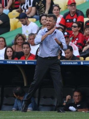 Osorio orienta o So Paulo durante jogo contra o Flamengo