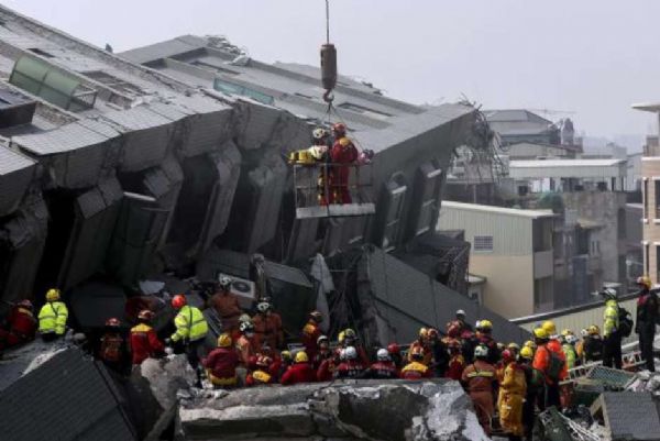 Mais de 100 corpos j foram retirados de edifcio em Taiwan