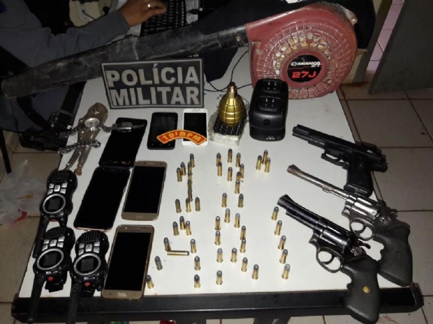 PM prende quadrilha por roubo e receptao e apreende armas e os objetos roubados