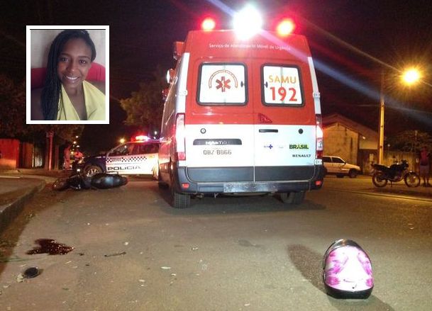 Mulher de 34 anos perde controle de moto, bate contra poste e morre