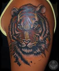 o tarado tem uma tatuagem de um tigre