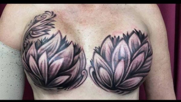 A tatuagem artstica traz flores no lugar dos seios