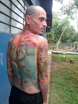Professor tatuado diz sofrer perseguio