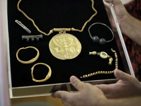 Descobertas em Jerusalm peas de ouro e joias da poca bizantina