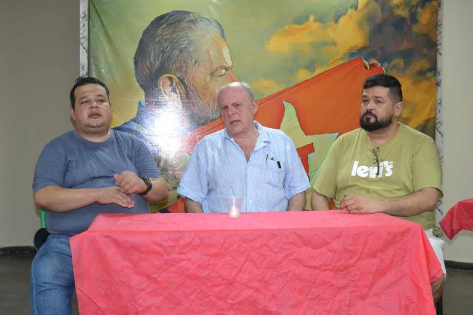 Da esquerda para a direita, o presidente municipal do PT, Wendel Giroto, o empresrio Carlos Ernesto Augustin e o vereador Jnior Mendona, presidente da Cmara Municipal