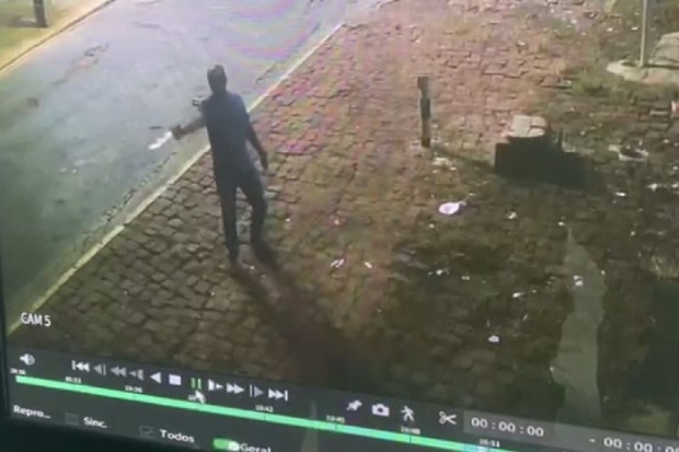 Vdeo flagra empresrio atirando na direo de morador de rua; veja