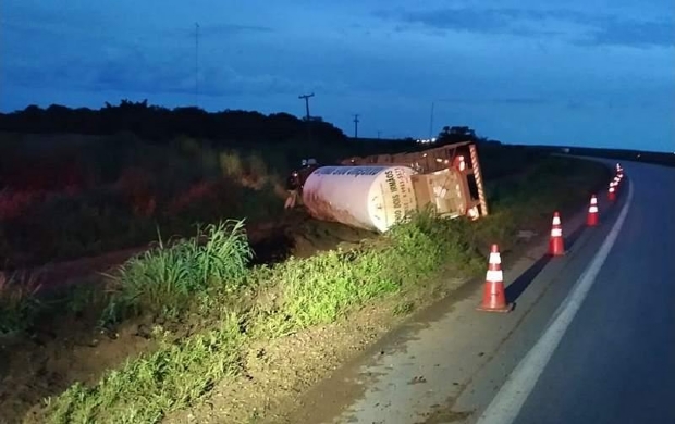 Carreta com combustvel tomba em rodovia e deixa motorista ferido