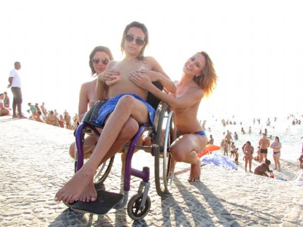 Ana Paula, Natache e Karla fazem topless na praia