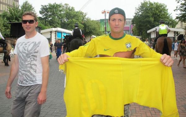 Brasileiro rasga a camisa da Seleo na sada de Wembley