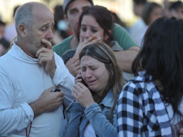 Familiares e amigos choram a morte das vtimas em incndio