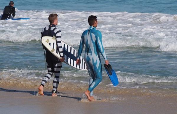 Cientistas criam traje capaz de deixar surfistas invisveis a tubares