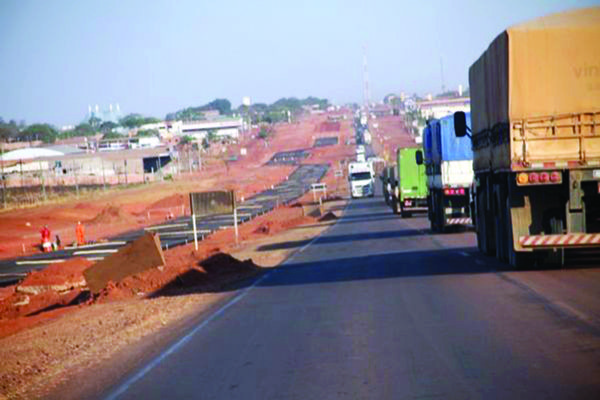 Obras da travessia urbana causam congestionamentos quilomtricos