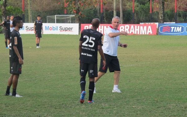Dorival Junior orienta os jogadores do Flamengo no treino desta quarta-feira. Lo Moura,  esquerda, e Wellington Silva (25) prestam ateno